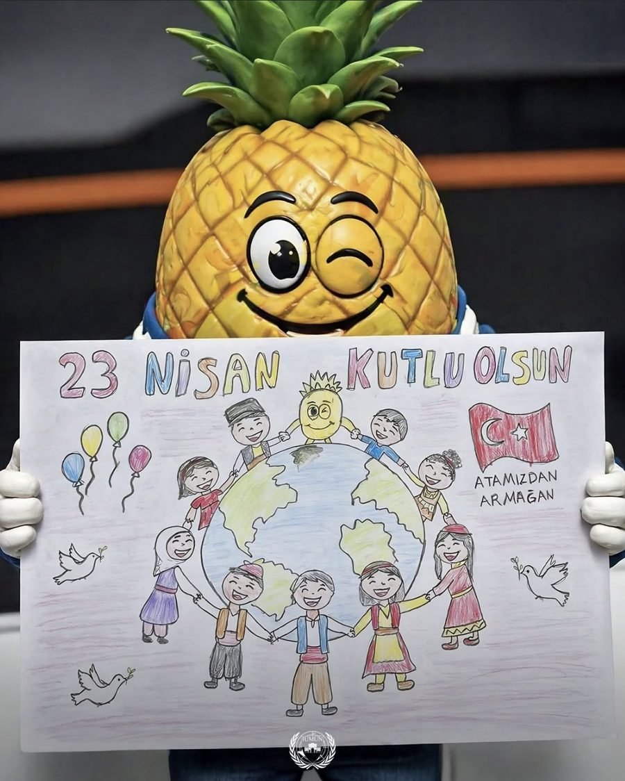 23 Nisan çocuk çizimi tutan ananas maskotu